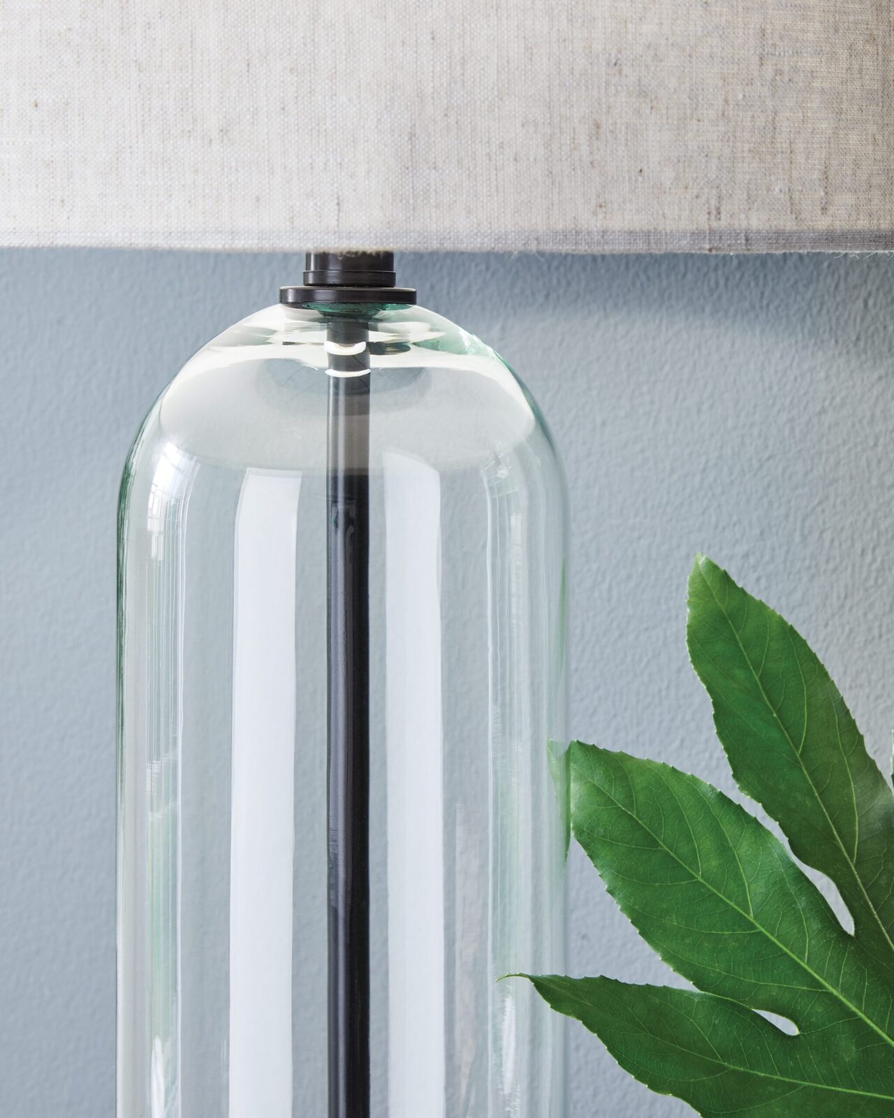 Kerrbrook - Glass Table Lamp - Clear / Black - Image 3