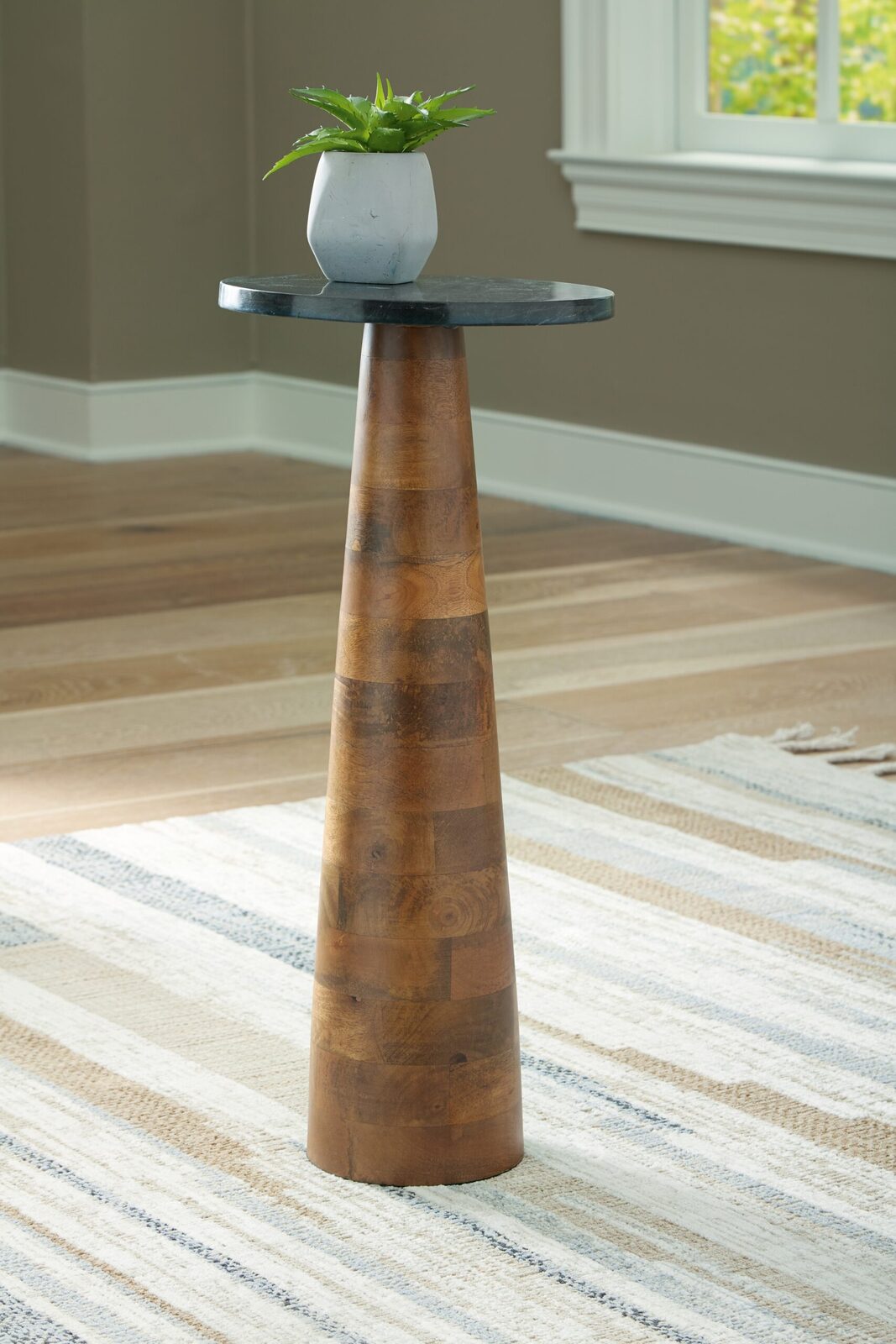 Quinndon - Accent Table - Brown / Black - Image 2
