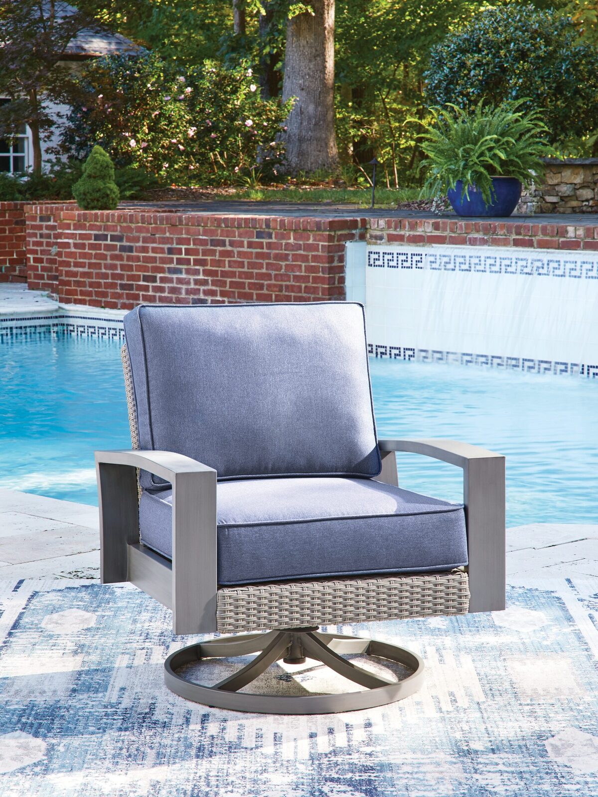Half Moon Beach - Swivel Lounge With Cushion - Blue / Gray - Image 2