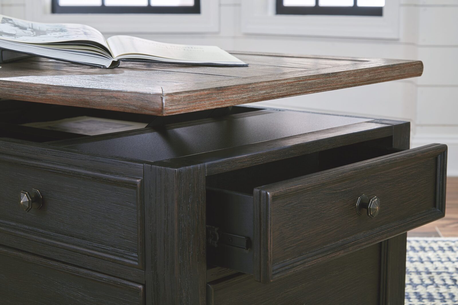 Tyler Creek - Lift Top Cocktail Table - Grayish Brown / Black - Image 9