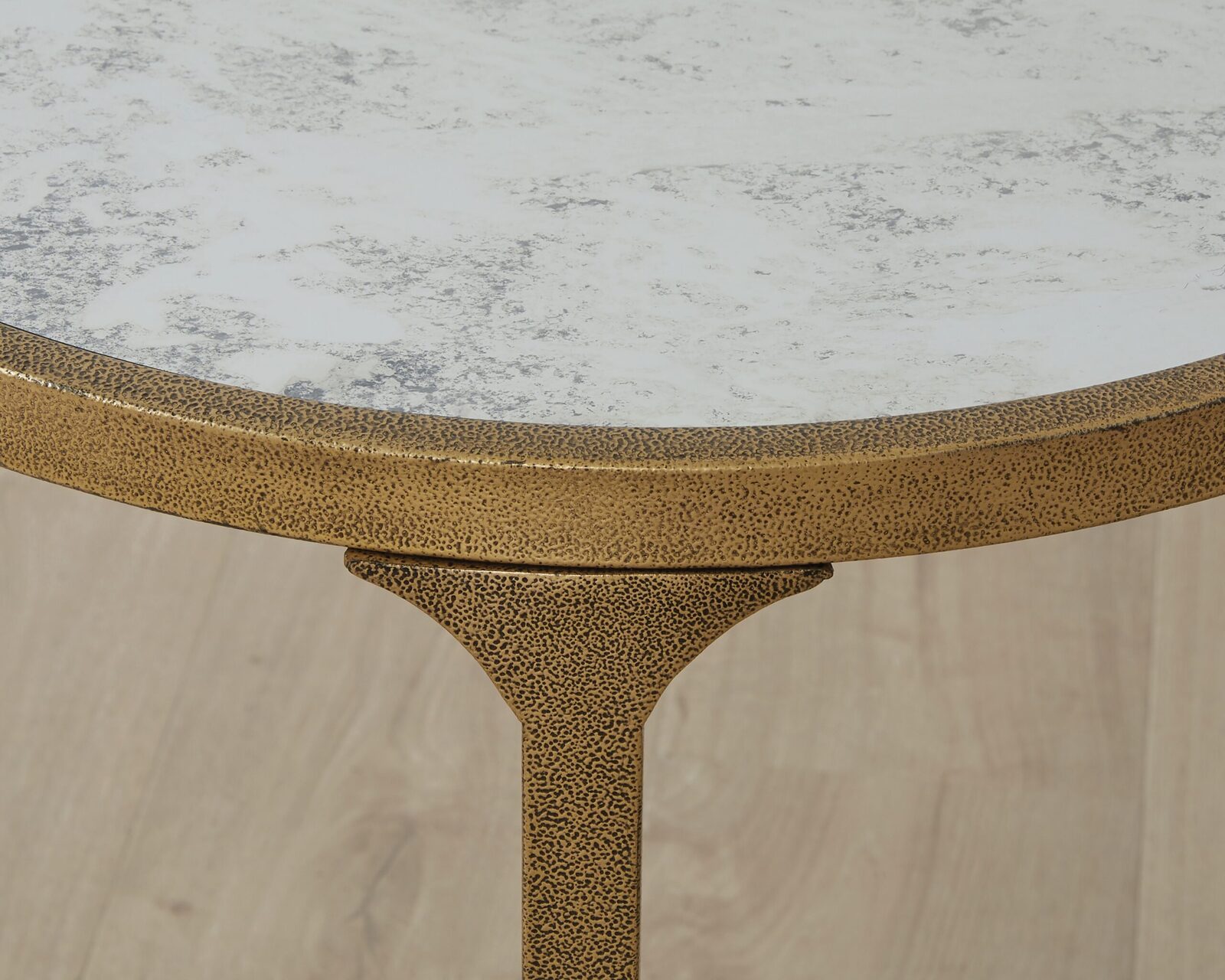 Korajane - Table - Image 6