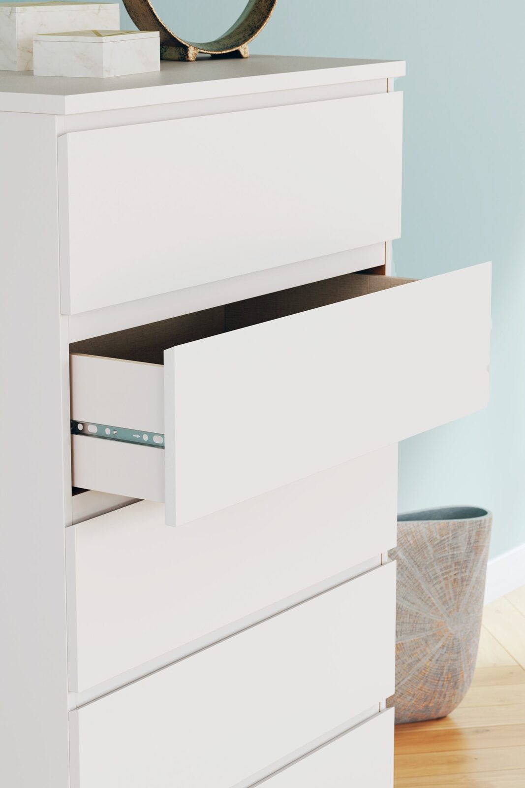 Onita - Five Drawer Chest - Image 11