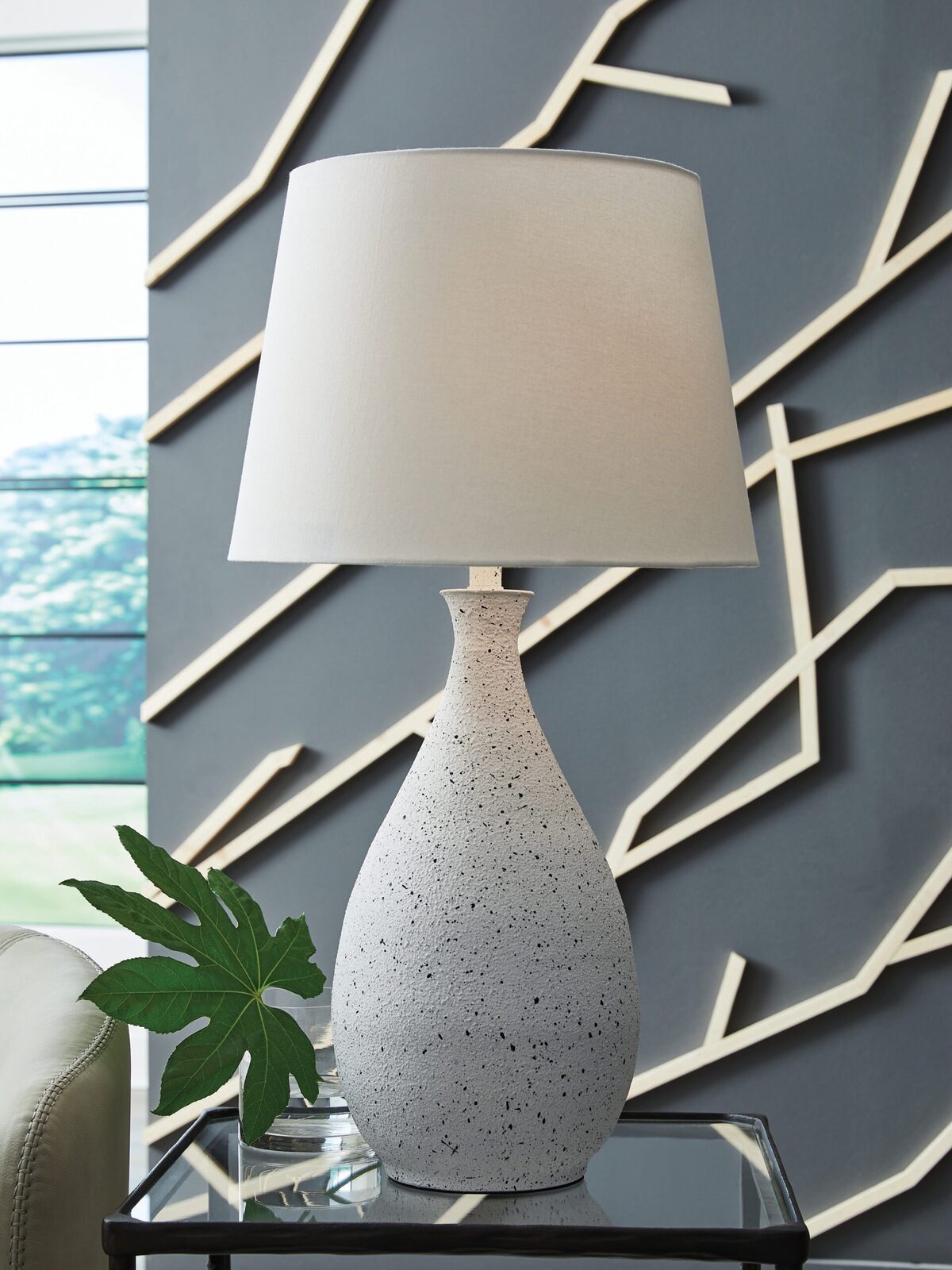 Wyattford - Metal Table Lamp - White / Black - Image 2