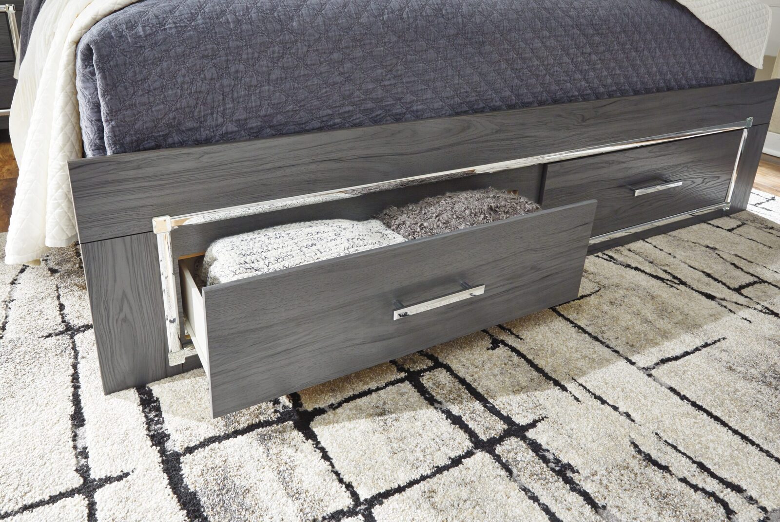 Lodanna - Panel Bedroom Set - Image 16