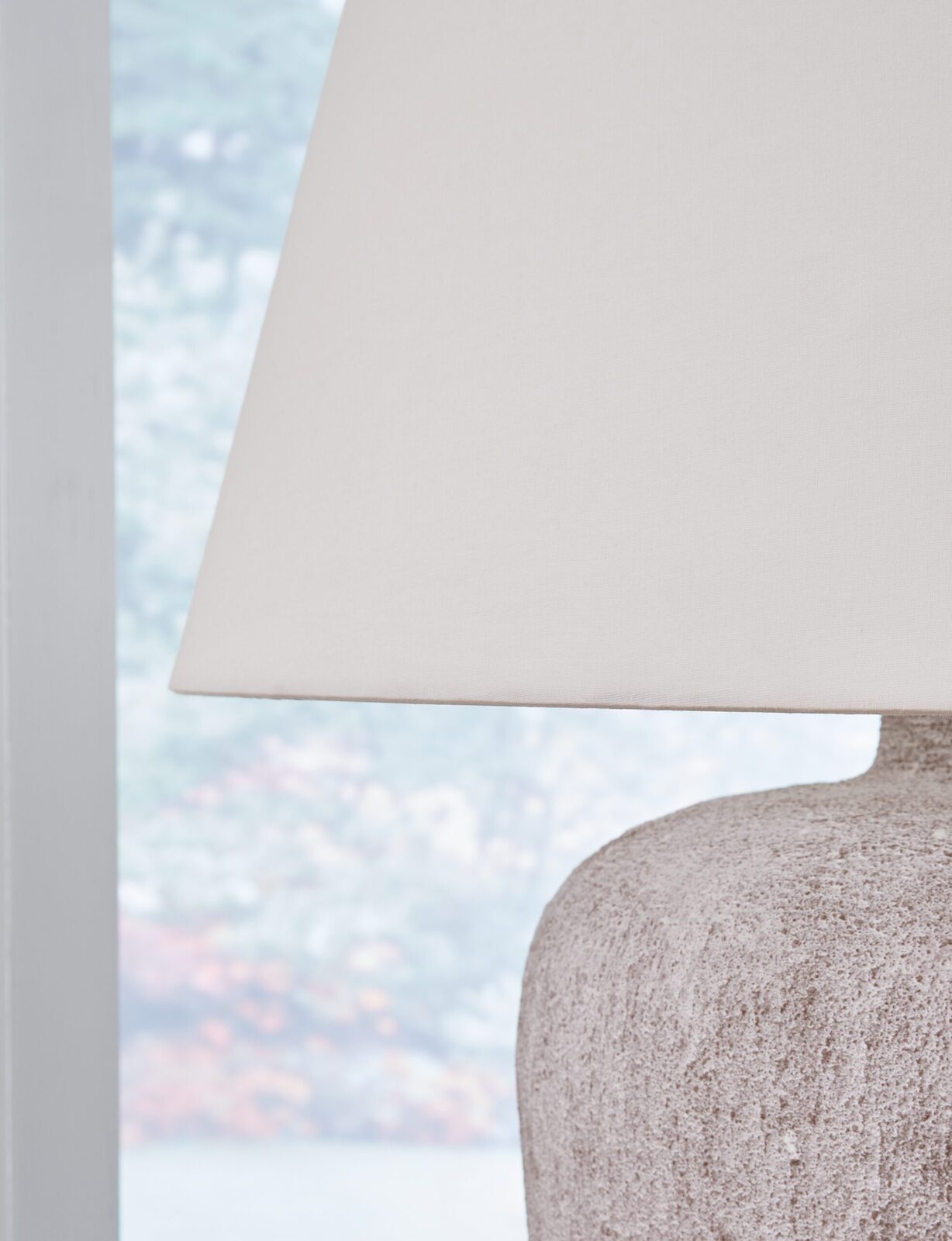 Danry - Metal Table Lamp - Distressed Cream - Image 3