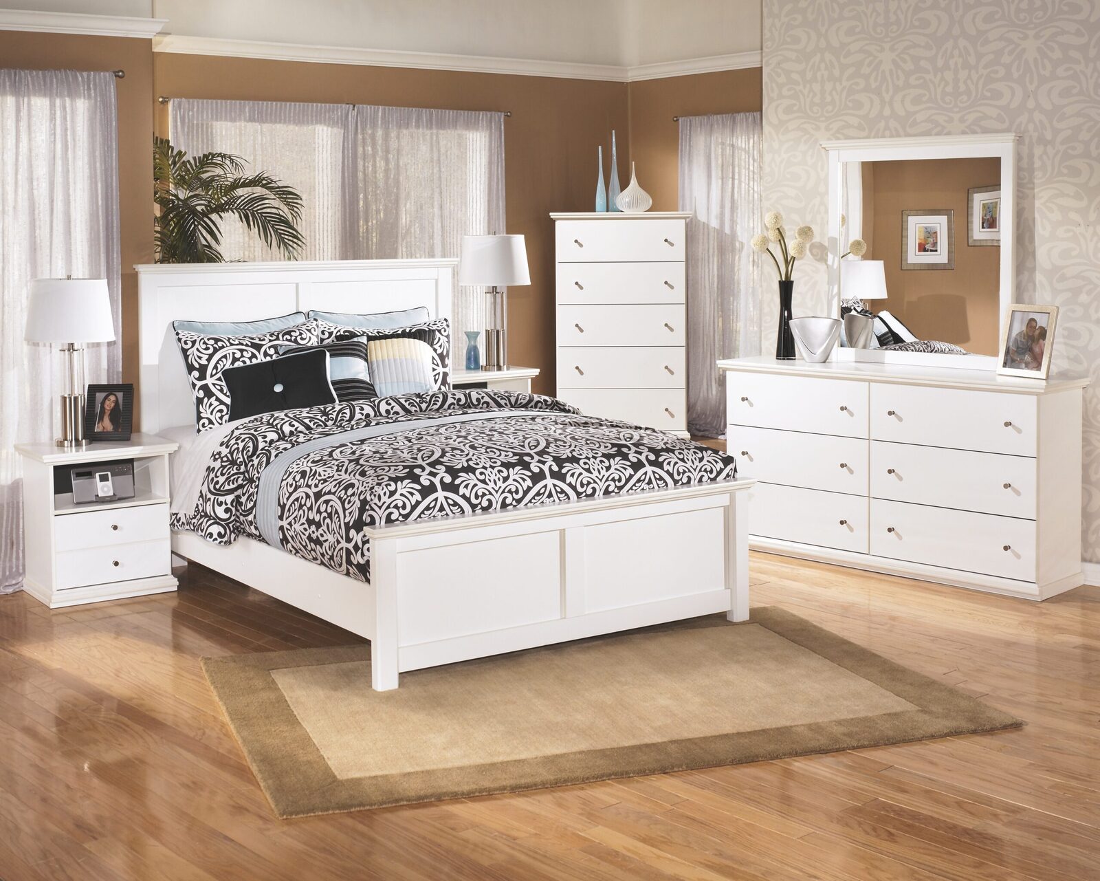 Bostwick Shoals - Five Drawer Chest - White - Image 5