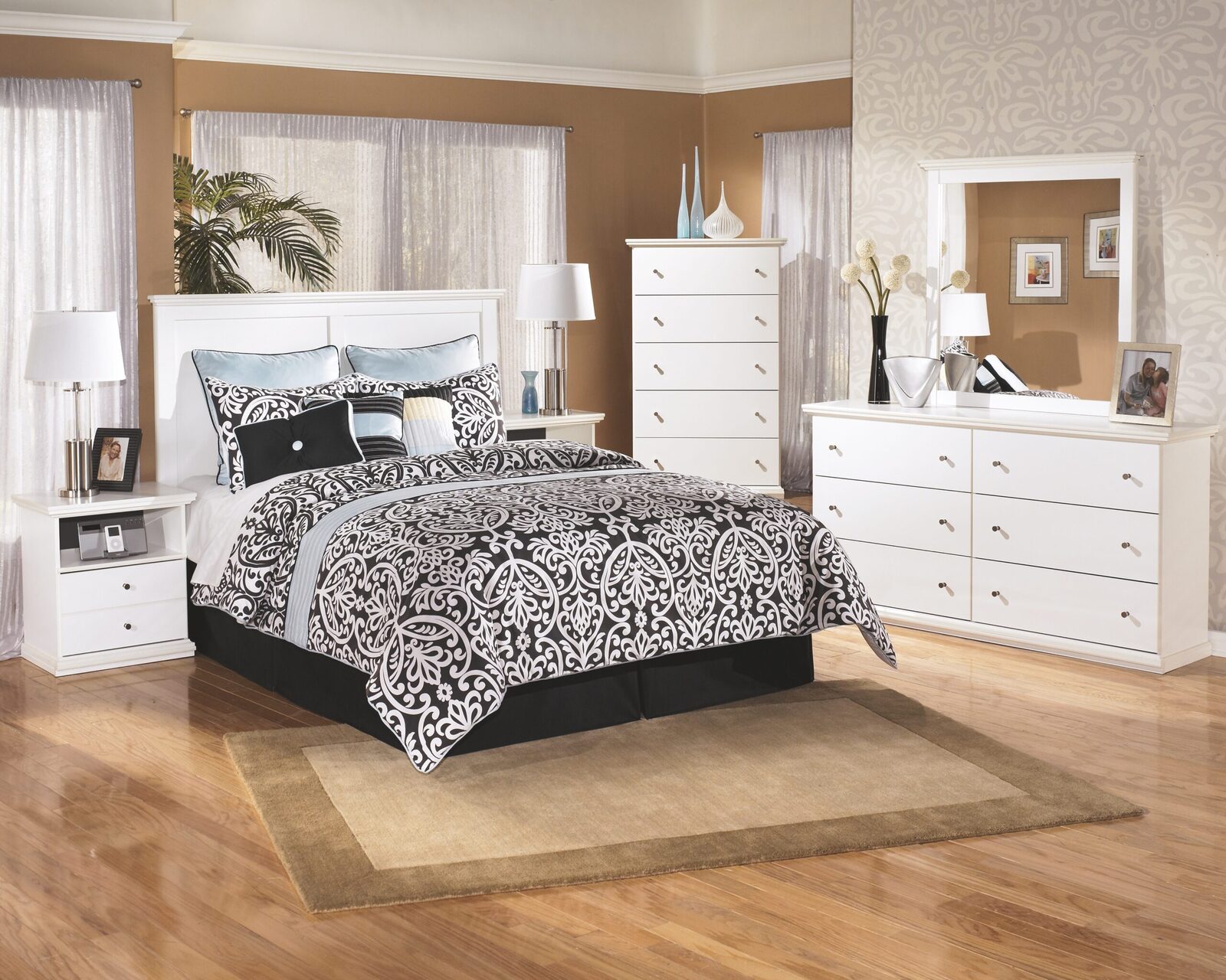 Bostwick Shoals - Five Drawer Chest - White - Image 3